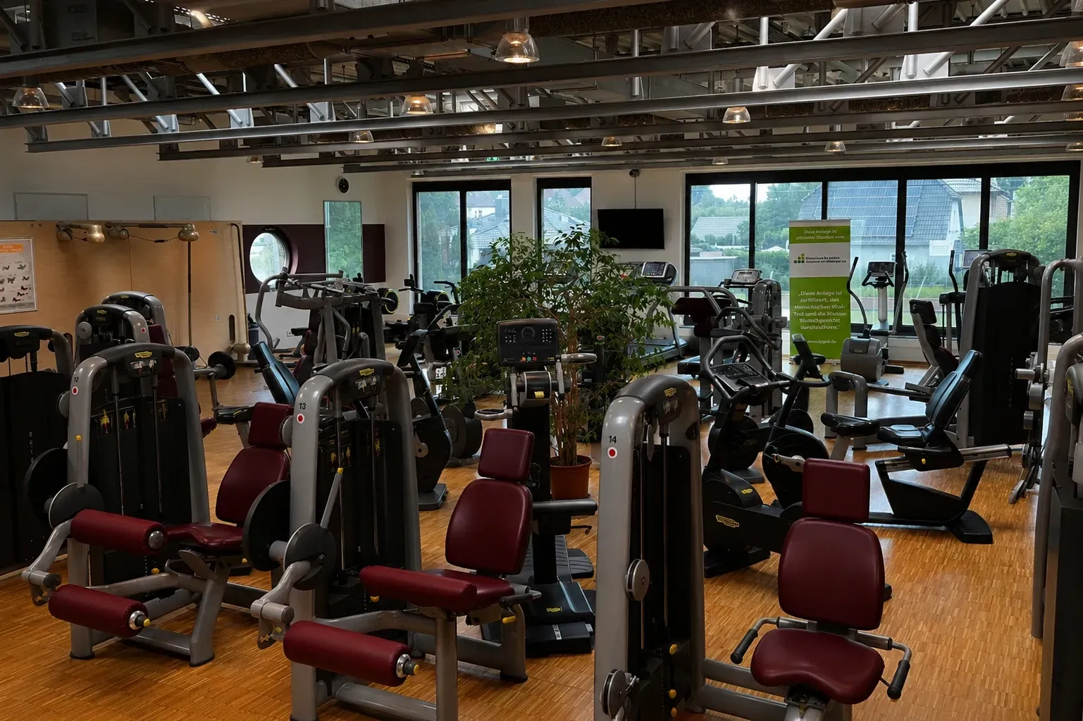 Modernes Fitnessstudio im AZUR Fitness & Wellness Groitzsch – für Besucher aus Pegau