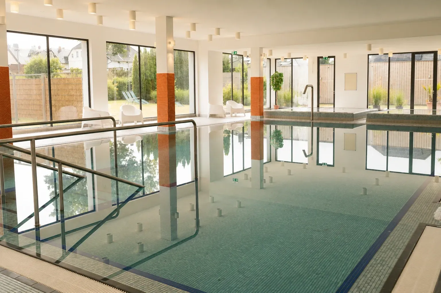 Hallenbad und Schwimmbecken im AZUR Fitness & Wellness Groitzsch – nahe Neukieritzsch